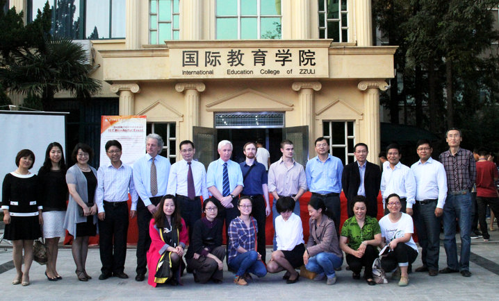 Dr. Bela Stantic和Dr. Wayne Pullen与国际教育学院领导教师在一起